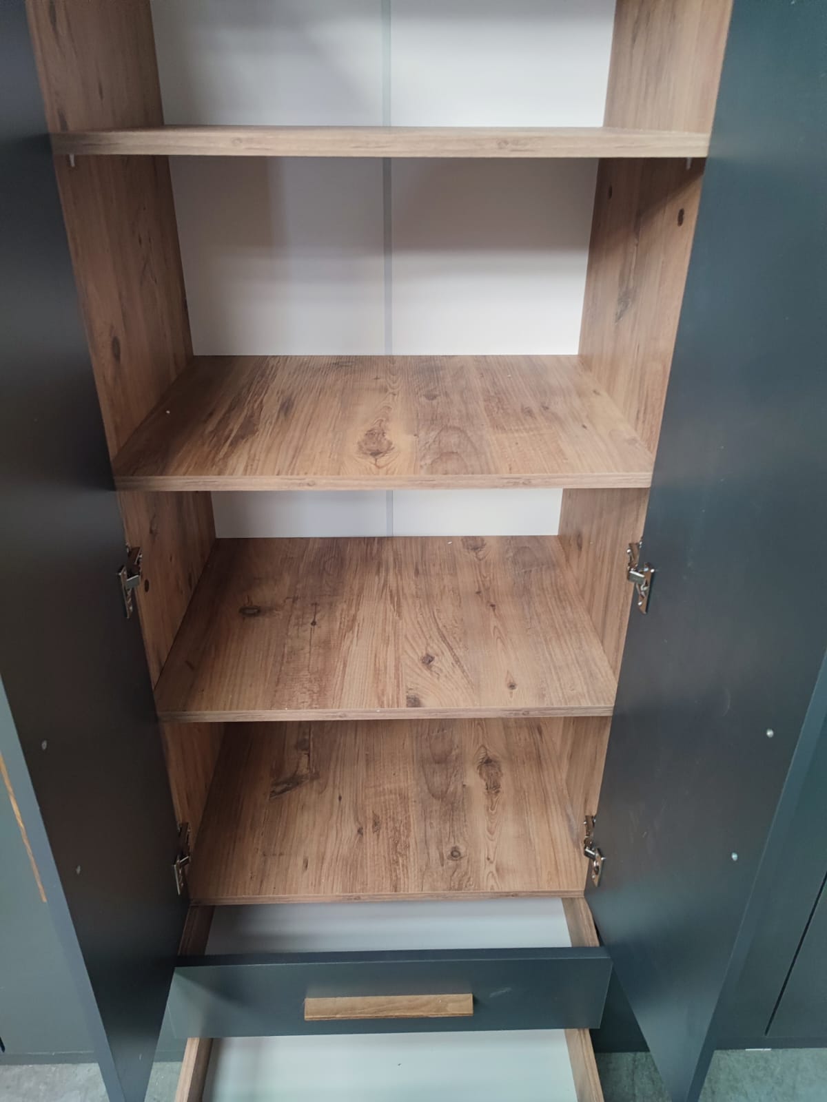 Armario Okazo 6 puertas gris oscuro o Blanco/madera.