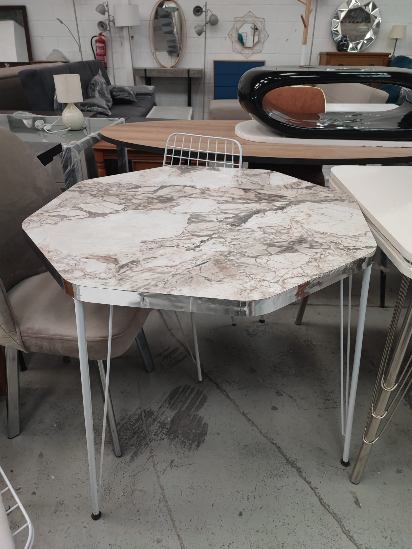 Mesa Okazo efecto mármol hexagonal