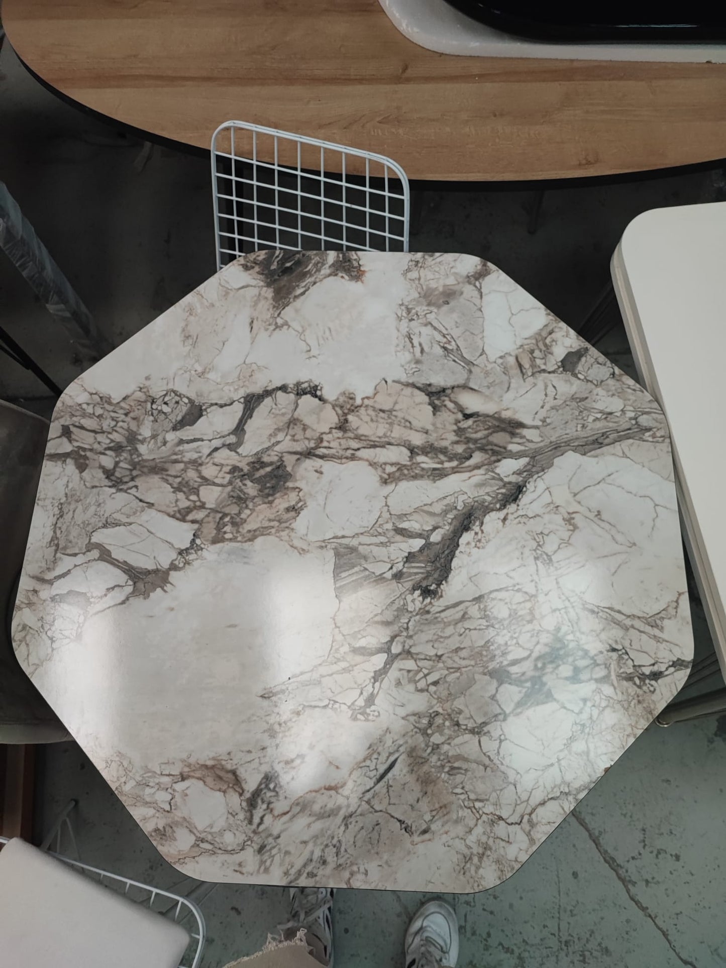 Mesa Okazo efecto mármol hexagonal