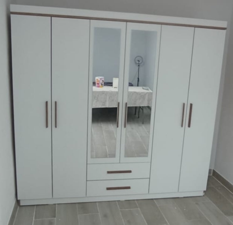 Armario Okazo 6 puertas gris oscuro o Blanco/madera.