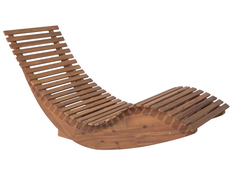 Tumbona de madera con cojín rojo
