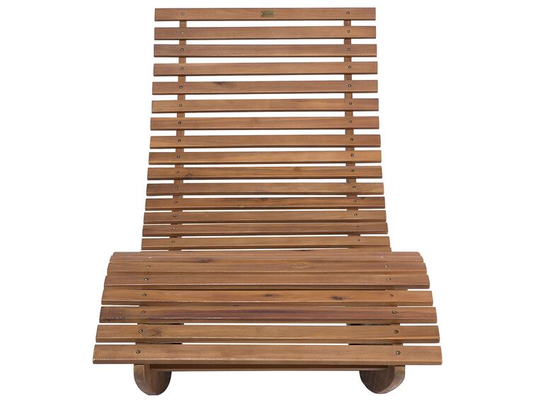 Tumbona de madera con cojín rojo