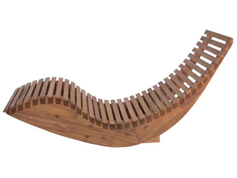 Tumbona de madera con cojín rojo