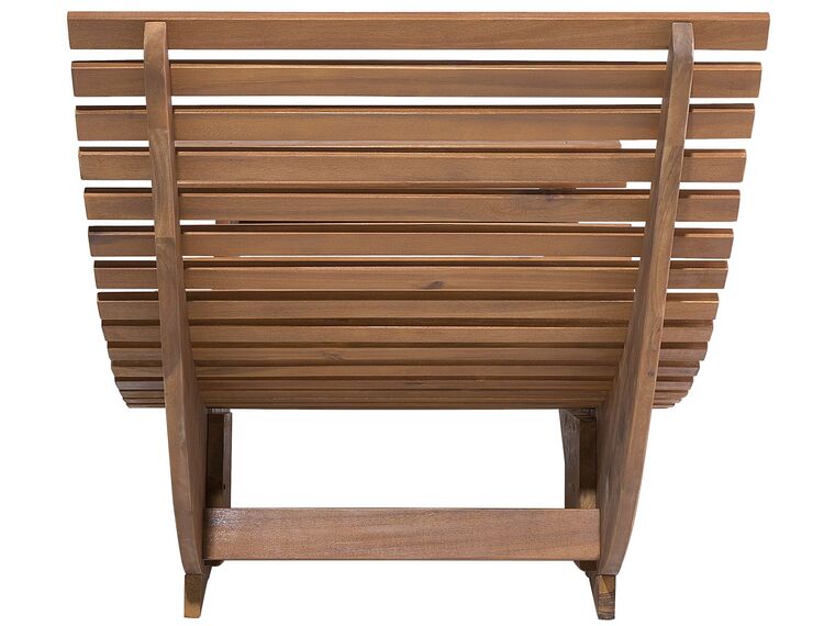 Tumbona de madera con cojín rojo