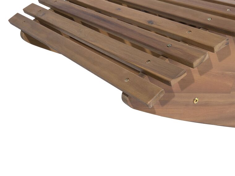 Tumbona de madera con cojín rojo