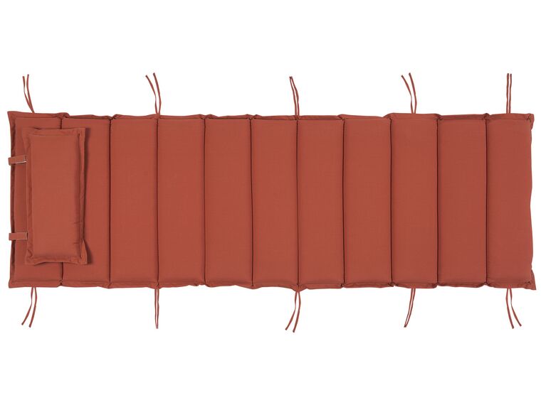 Tumbona de madera con cojín rojo