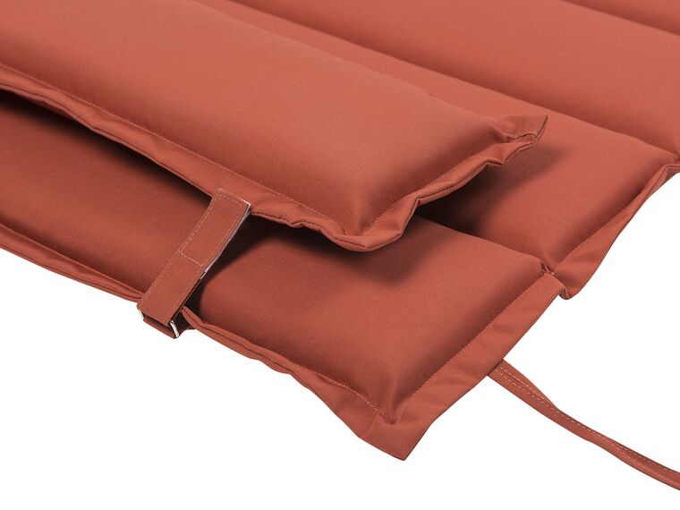 Tumbona de madera con cojín rojo