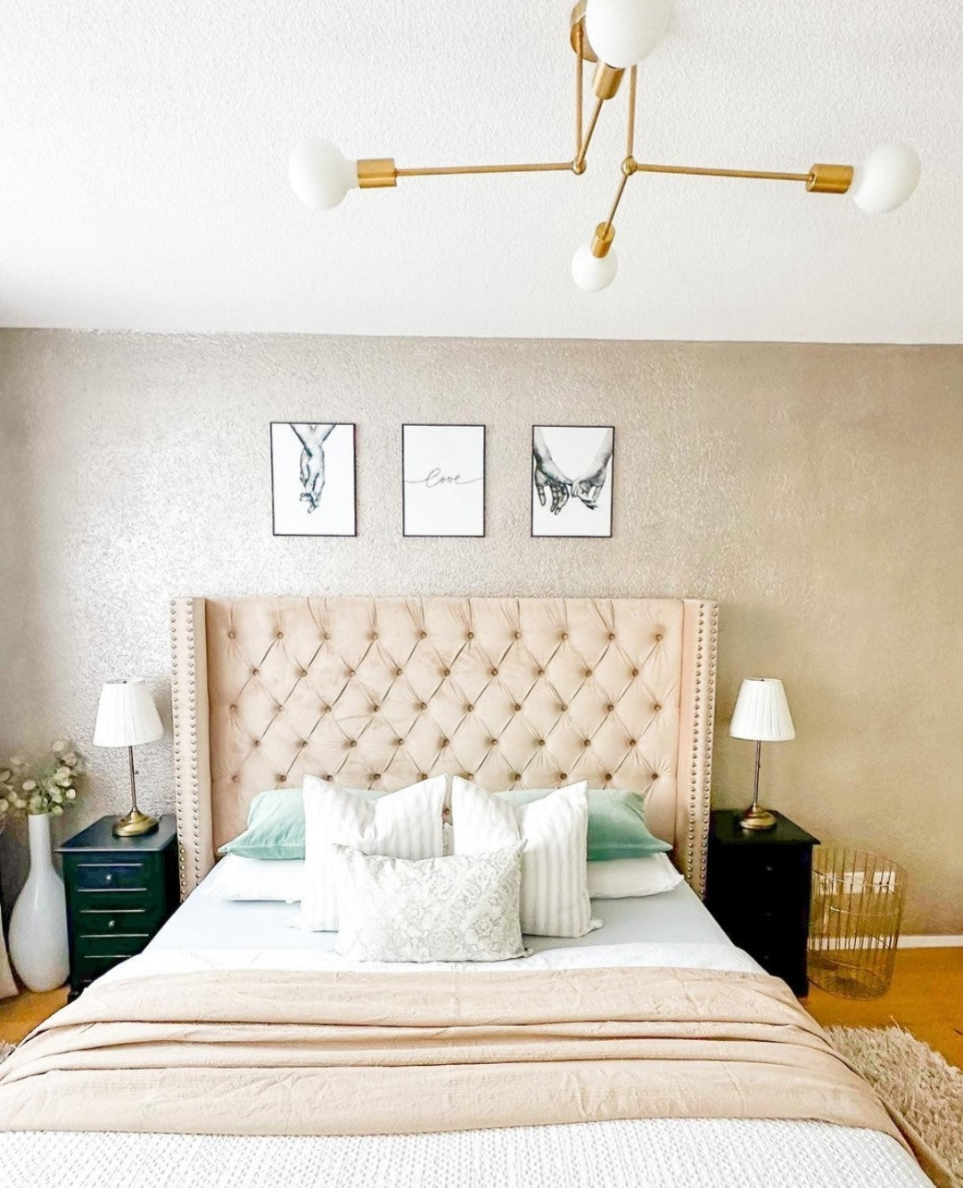 Cama con somier de terciopelo
