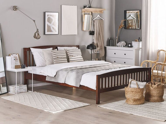 Cama con somier de madera de pino oscura