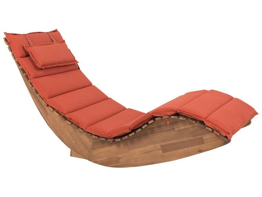 Tumbona de madera con cojín rojo