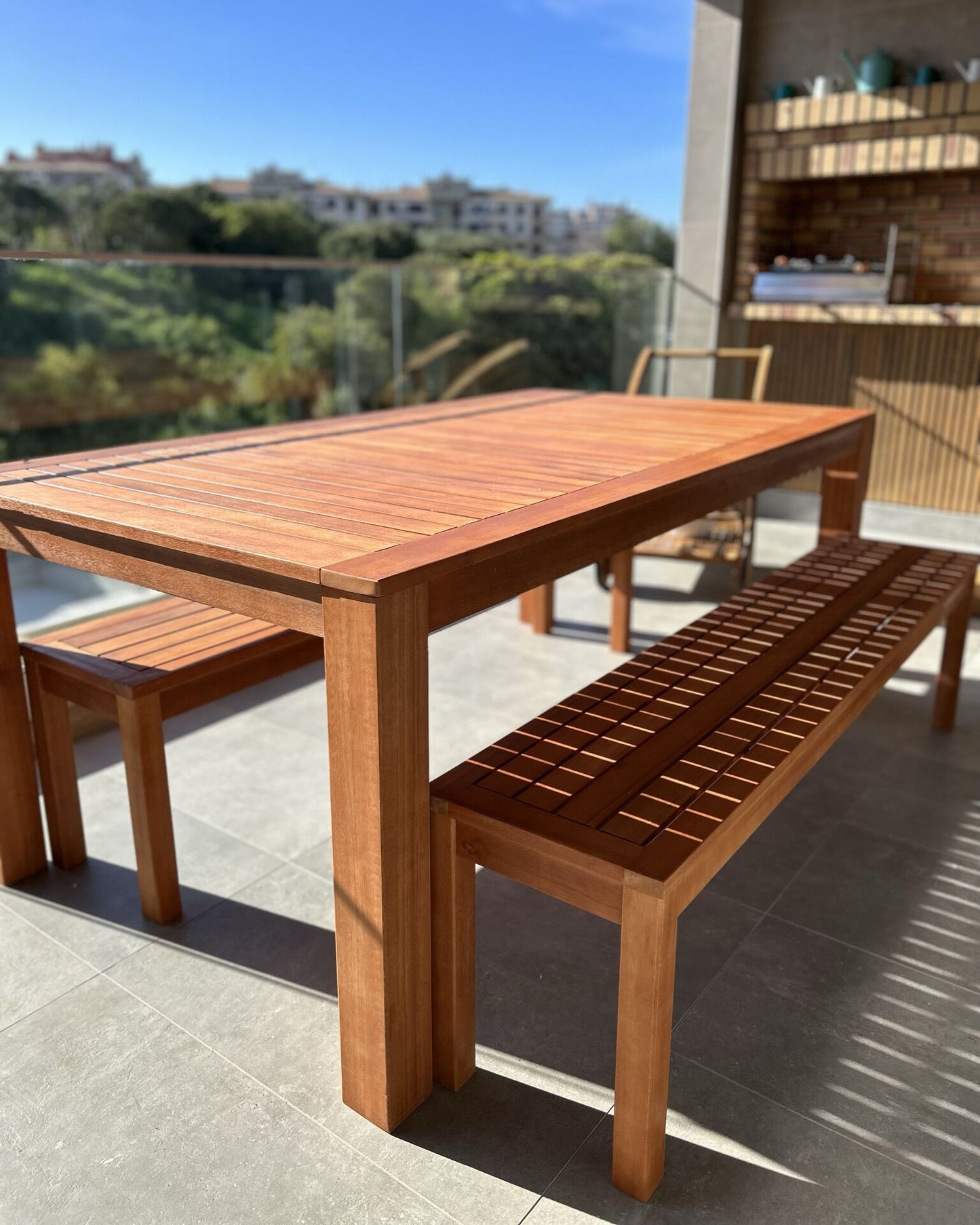 Conjunto de jardín mesa y 2 bancos madera clara